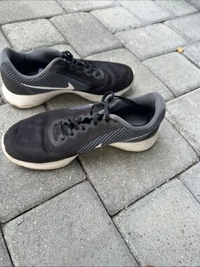 Nike Men’s Black and Gray Lightweight Training Sneakers